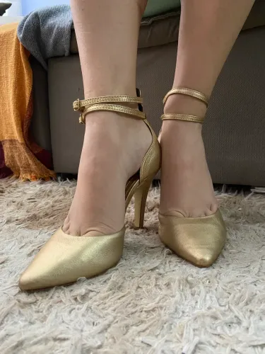 Sapato Scarpin dourado