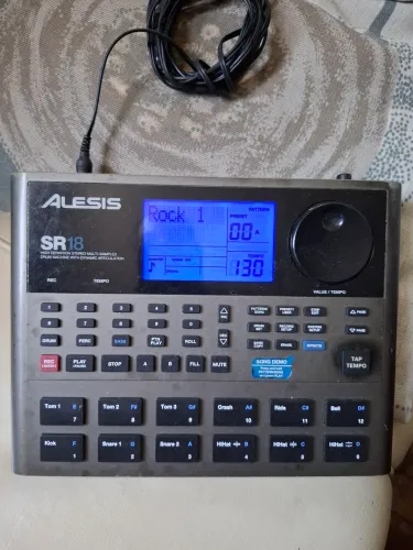 Bateria Eletrônica Alesis SR18 com fonte