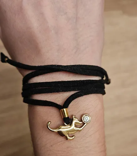 Cordão de couro preto de camurça com pingente banhado a ouro