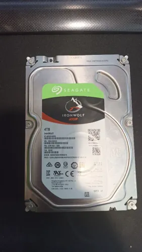 HD NAS SEAGATE IRONWOLF ST4000VN008 4TB C/BAD SECTORS P/RETIRADA DE PEÇAS