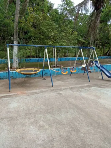 Playground Completo com Balanços e Escorregador