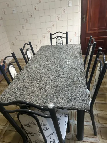 Mesa de mármore com 6 cadeiras de ferro