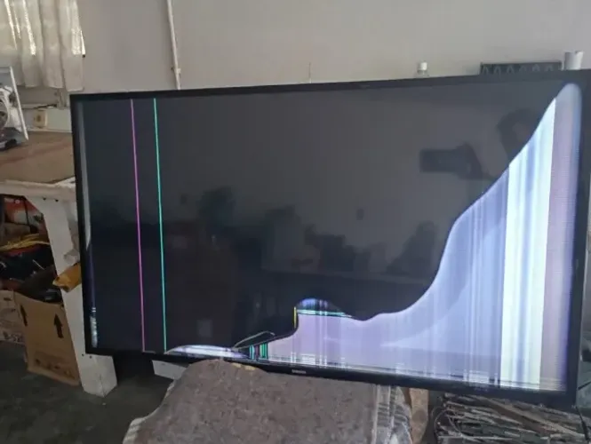 Tv Samsung UN48J5200G com a tela quebrada.