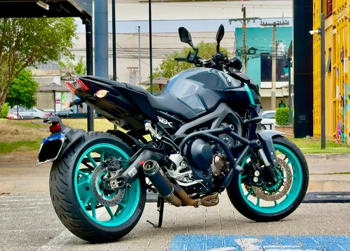 MT 09 EXTREMAMENTE NOVA. *)