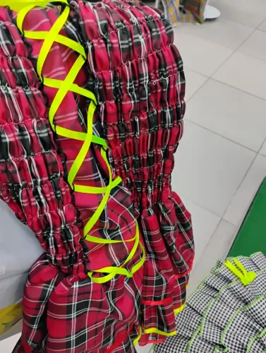 Vestido Xadrez com Detalhes Neon