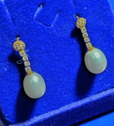 Brinco Pérola 7 mm Diamantes 0.5 mm Ouro Branco 18 Kilates Peso 2.10 Gramas 22 mm