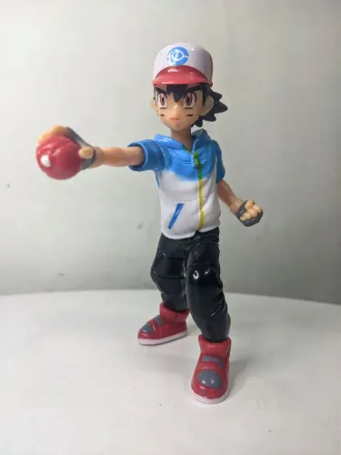 Boneco Ash Ketchum - Pokémon - Segurando uma Pokébola