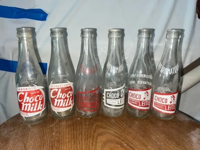 Coleção garrafas antigas de chocoleite e chocomilk