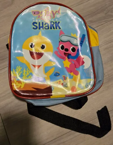Lancheira Infantil Baby Shark com alças para costas