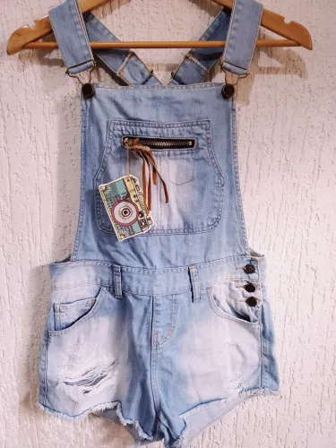 Macacão Jeans Curto Destroyed