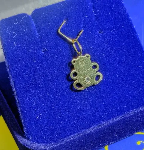 Pingente Ursinho com Pedrianha Ouro 18 Kilates Peso 0.40 Gramas 12 mm                     