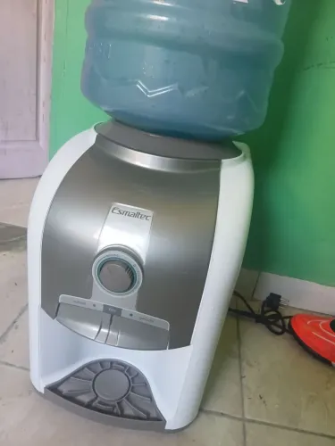 Bebedouro Esmaltec Mesa com garrafão junto
