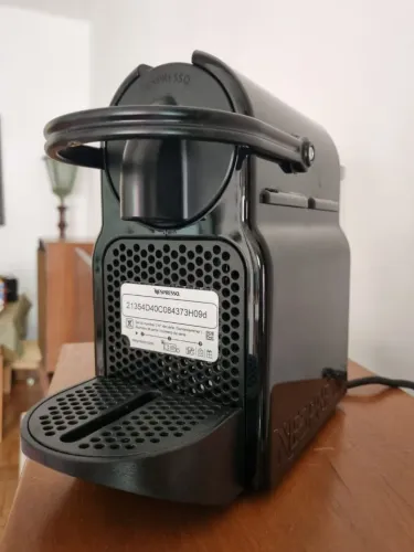Cafeteira Nespresso Inissia D40 (BRINDE: Porta-cápsulas)