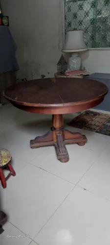 antiga mesa de jantar