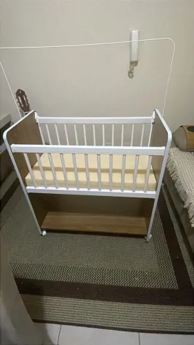 Mini Berço Movel com Rodízios + Colchão e Suporte Mosqueteiro