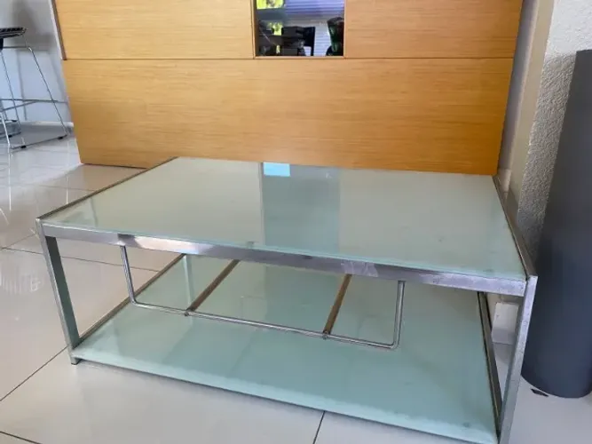 Mesa de centro com tampo de vidro