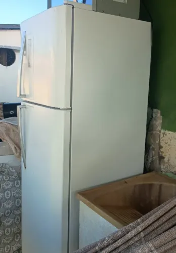 Vendo Geladeira Eletrolux, só falta bota o gás, e dar uma pequena solda