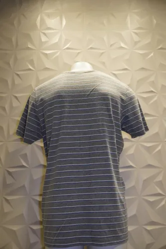 Camiseta hollister cinza listrada