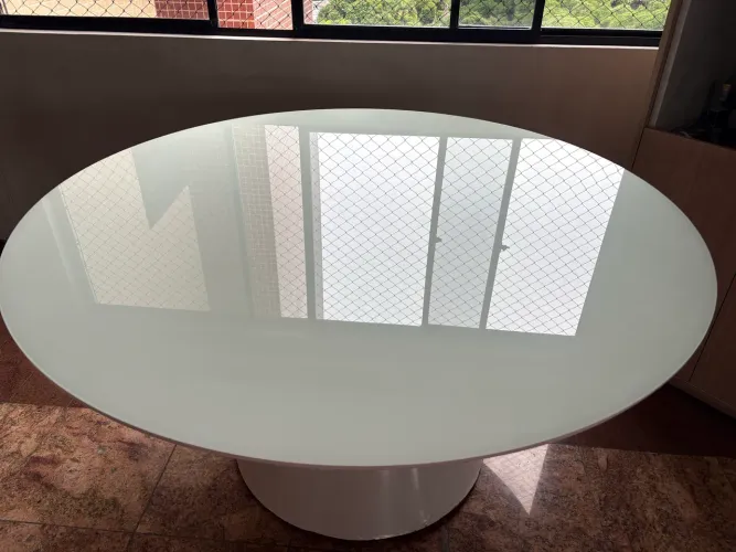 Mesa em laca branca redonda 