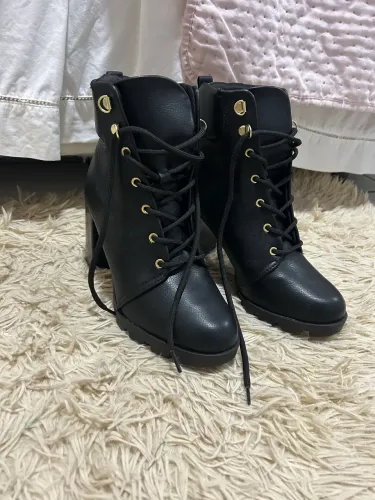 Vendo bota NOVA, da Beira Rio.