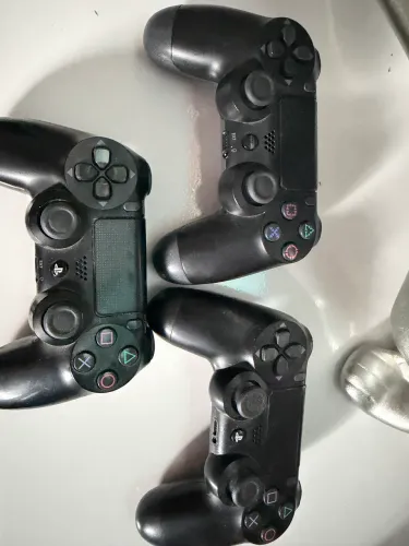 Vendo três controles do PS4 dois original e um paralelo