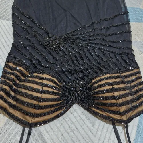 Vestido preto bordado com pedras