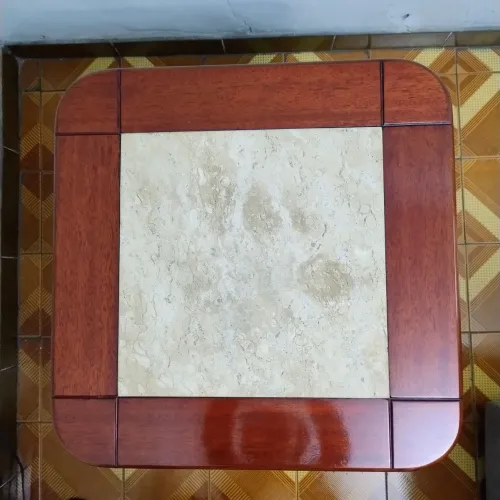 01 mesa de canto 55X55cm e 01 mesa de centro 70X110cm madeira com pedra Clara marmorizada 