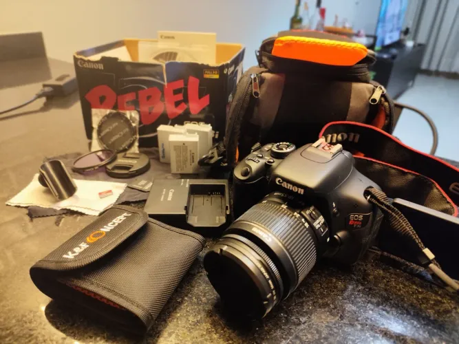 Canon t3i com menos de 6800 cliques + acessórios 