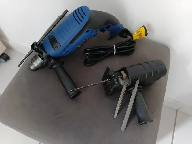 Furadeira e parafusadeira com kit adaptador de serra tico tico