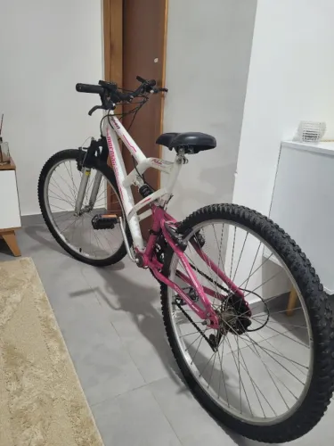 Bicicleta Mormaii cor rosa e branco