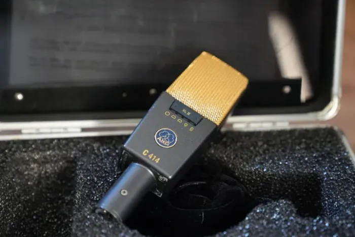 Microfone AKG C414 Condensador Cardioide cor dark graygold Xlii