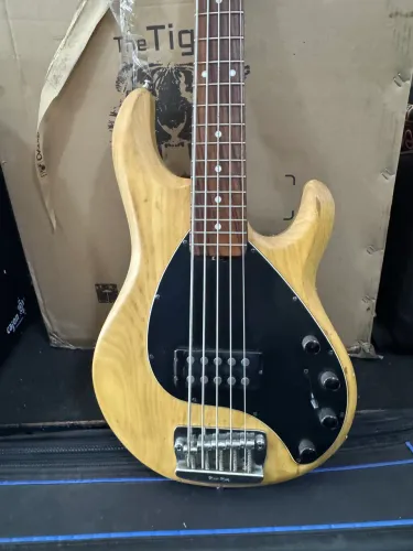 Baixo Music Man Sting Ray 5cordas