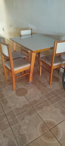 Mesa com quatro cadeiras, 1.20 M, tampo de vidro sem nenhum arranhão, cadeiras sem estrago