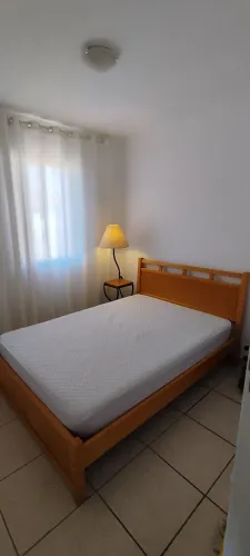 Kit guarda roupa, cama, colchão, mesinha abajour