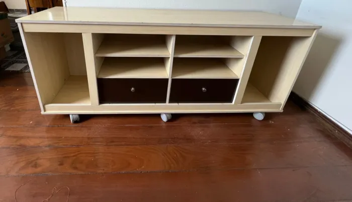 VENDO 2 RACKS MARFIM E MARROM