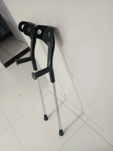 Muleta anatômica ajustável a altura