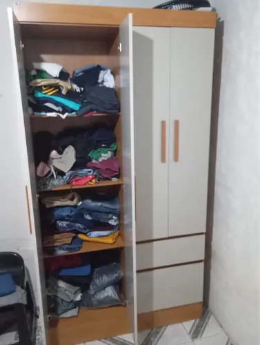 Vende -se guarda roupa semi novo 2 meses de uso