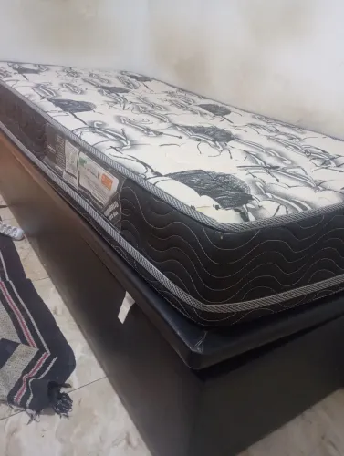 Cama baú solteiro muito nova.