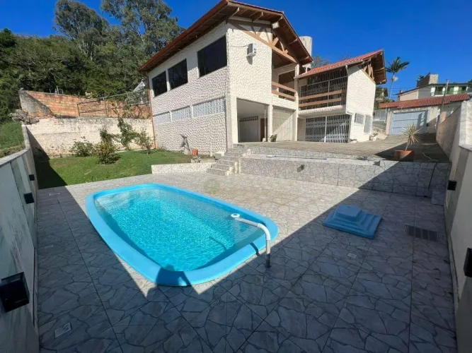 Casa com piscina e 4 quartos para Alugar no Centro de Florianópolis.