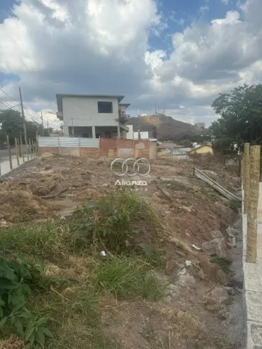 Excelente lote de esquina no Belvedere
