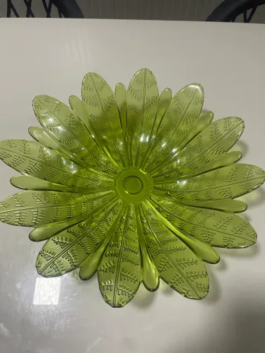 Fruteira de vidro verde em formato de pétalas