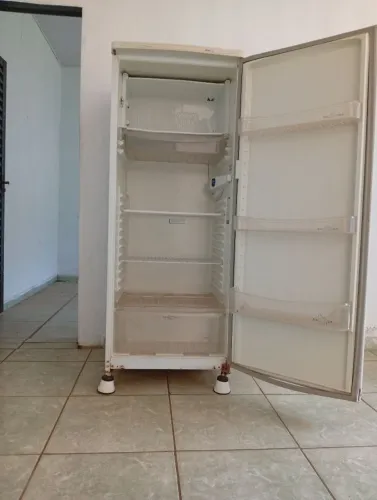Vendo geladeira Dako 280 litros em perfeito estado de conservação e funcionamento