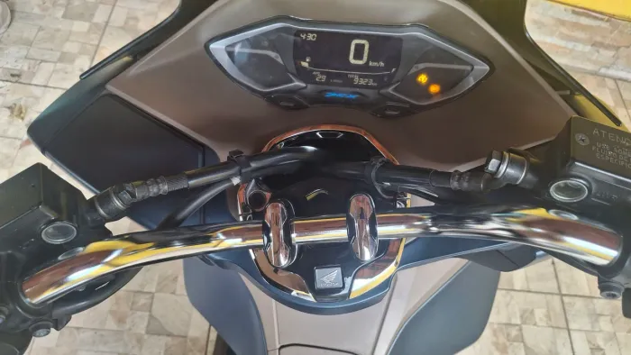 Moto sem detalhes, muito nova. Nunca caiu. Documentação em dia sem multa.