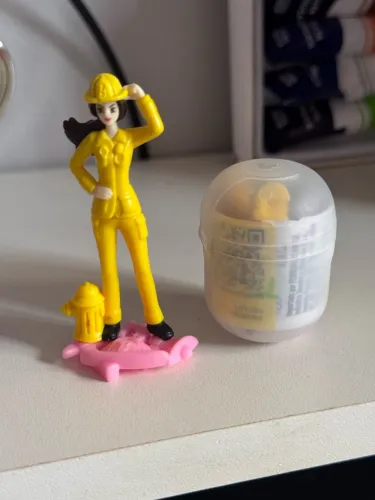Barbie profissões kinder ovo - Bombeira 1