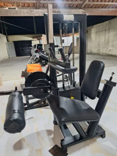 Aparelho de musculação flexora sentada