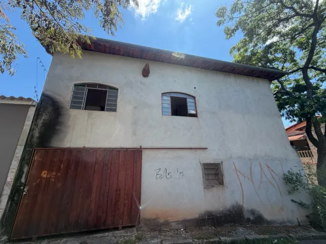 casa dois andares c varanda garagem e galpao