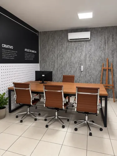 Mesa de escritório para 6 pessoas - ilha com saída para eletrônicos