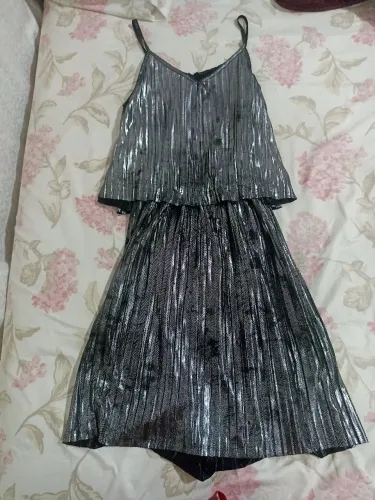 Vestido plissado cor prata/chumbo | Roupas Femininas em Ótimo estado | Desapego
