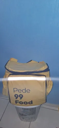 Bag de fazer entregas acompanhada do jaco da 99 por apenas 250 reais novinho sem usar