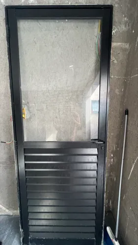 Vendo porta de alumínio completa com moldura 